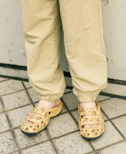 Keen Men's Yogui Arts Clog X THC | Caffe Latte Paisley 15 Keen Men's Yogui Arts Clog X THC | Caffe Latte Paisley -Keen Deals Store MYoguiArtsLifestylePDPSingleRight